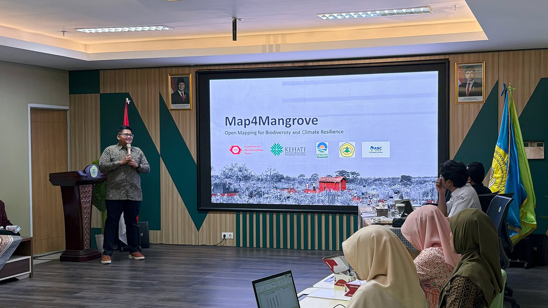The AP Hub team presented the Map4Mangrove project at the Blue Carbon Program Workshop – a dissemination event organized by KEHATI and the Faculty of Agriculture at UNTIRTA. | Photo: Tony Liong / Open Mapping Hub - Asia Pacific